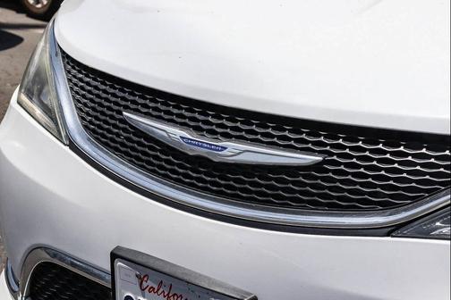 Bright White Clearcoat 2019 Chrysler Pacifica Limited