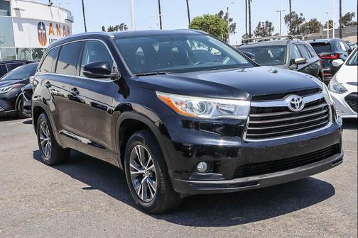 Midnight Black Metallic 2016 Toyota Highlander XLE