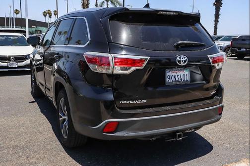 Midnight Black Metallic 2016 Toyota Highlander XLE