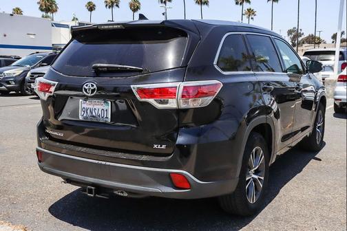 Midnight Black Metallic 2016 Toyota Highlander XLE