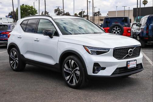 White 2023 Volvo XC40 B5 Ultimate Dark Theme