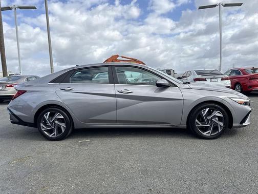 2025 Hyundai ELANTRA SEL