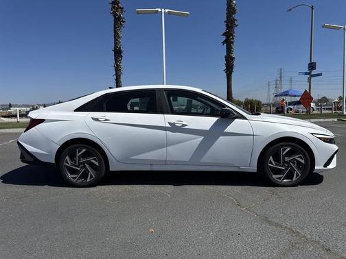 2025 Hyundai ELANTRA HEV SEL Sport