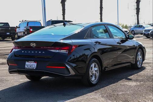 2025 Hyundai ELANTRA SE