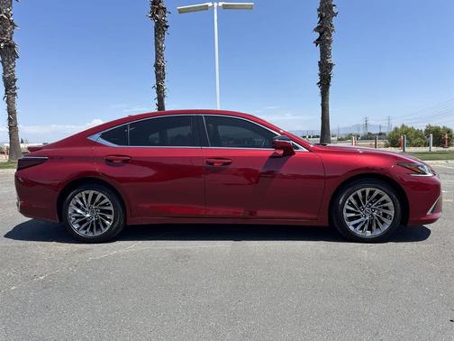 2025 Lexus ES 300h Luxury