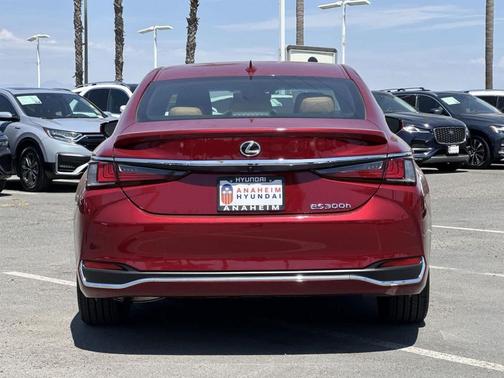 2025 Lexus ES 300h Luxury