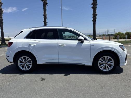 2024 Audi Q3 Premium 45 TFSI S line quattro Tiptronic