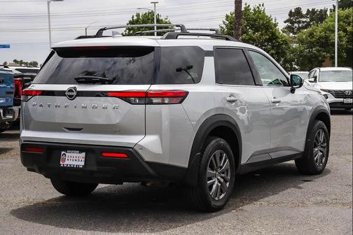 Brilliant Silver Metallic 2023 Nissan Pathfinder SV FWD