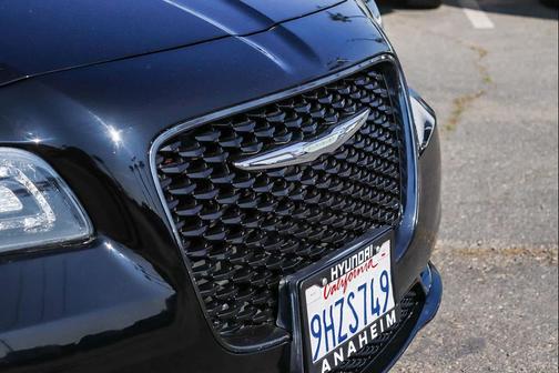 Gloss Black 2018 Chrysler 300 Touring