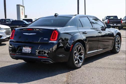 Gloss Black 2018 Chrysler 300 Touring