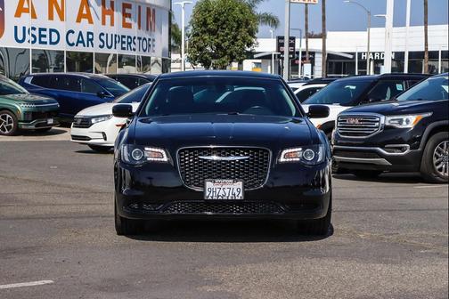 Gloss Black 2018 Chrysler 300 Touring