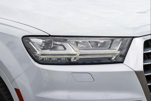 White 2017 Audi Q7 3.0T Premium