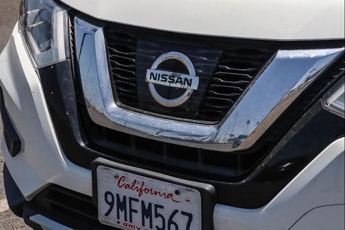 Glacier White 2017 Nissan Rogue SV