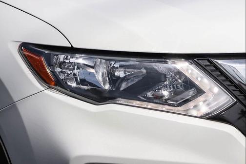 Glacier White 2017 Nissan Rogue SV