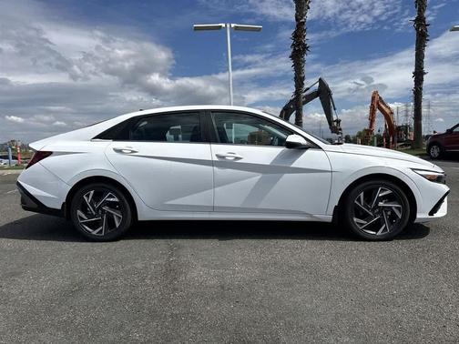 2025 Hyundai ELANTRA Limited
