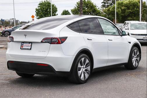 White 2022 Tesla Model Y Long Range Dual Motor All-Wheel Drive