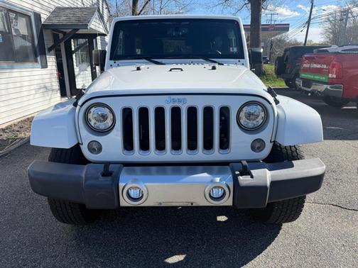 Bright White Clearcoat 2018 Jeep Wrangler JK Unlimited Sahara