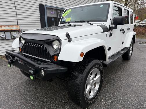 Bright White Clearcoat 2013 Jeep Wrangler Unlimited Sahara