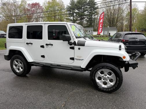 Bright White Clearcoat 2013 Jeep Wrangler Unlimited Sahara