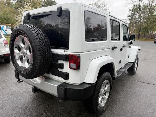 Bright White Clearcoat 2013 Jeep Wrangler Unlimited Sahara