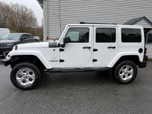 Bright White Clearcoat 2013 Jeep Wrangler Unlimited Sahara