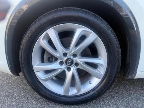 2017 INFINITI QX30 BASE