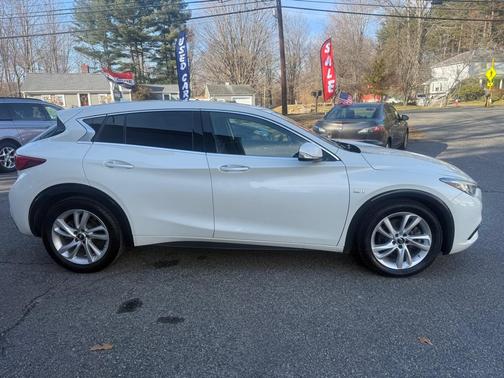 2017 INFINITI QX30 BASE