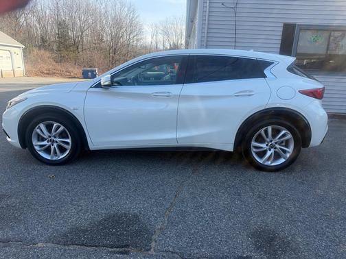 2017 INFINITI QX30 BASE
