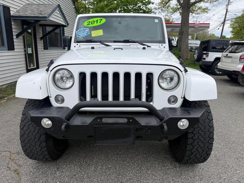 Bright White Clearcoat 2017 Jeep Wrangler Unlimited Sahara