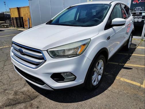 Oxford White 2017 Ford Escape SE