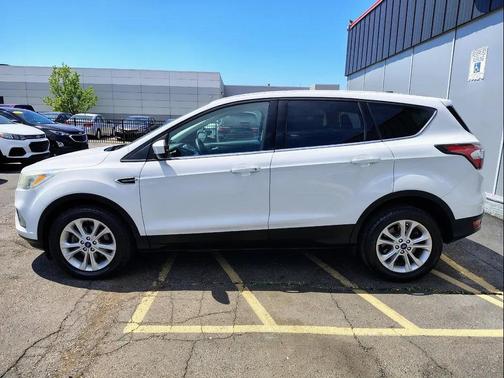 Oxford White 2017 Ford Escape SE