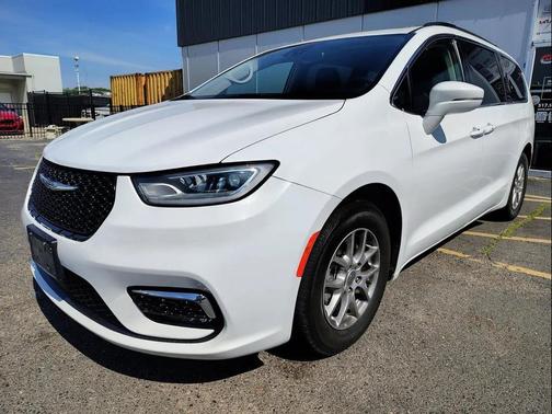 Bright White Clearcoat 2022 Chrysler Pacifica Touring L