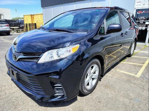 Parisian Night Pearl 2019 Toyota Sienna LE