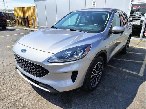 Iconic Silver Metallic 2021 Ford Escape SE