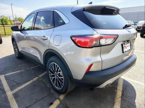 Iconic Silver Metallic 2021 Ford Escape SE