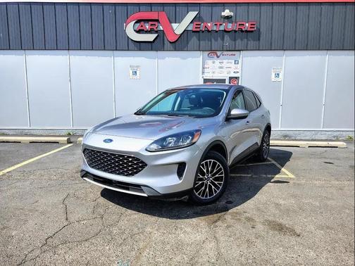 Iconic Silver Metallic 2021 Ford Escape SE