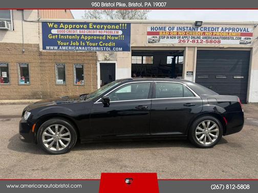 Black 2018 Chrysler 300 Touring