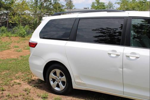 Super White 2015 Toyota Sienna LE