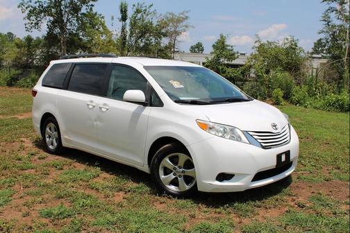 Super White 2015 Toyota Sienna LE