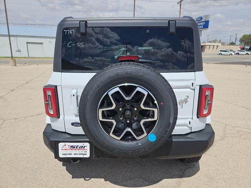 Oxford White 2025 Ford Bronco Outer Banks