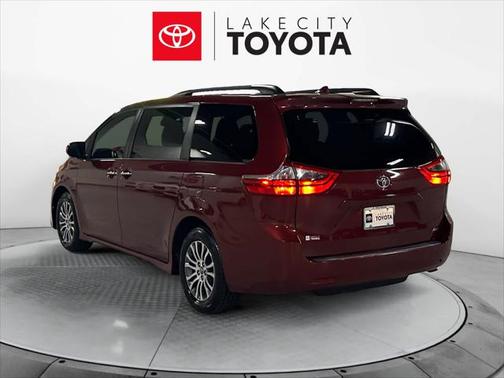 2020 Toyota Sienna XLE