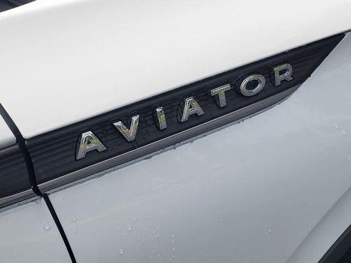 Pristine White Metallic Tri-Coat 2023 Lincoln Aviator Reserve AWD