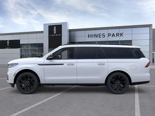 Crystal White Metallic Clearcoat 2026 Lincoln Navigator Reserve