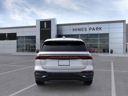 Silver Radiance Metallic Clearcoat 2026 Lincoln Nautilus Premiere