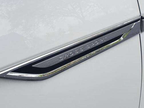 Oryx White Pearl 2022 Volkswagen Atlas Cross Sport 3.6L V6 SEL Premium R-Line