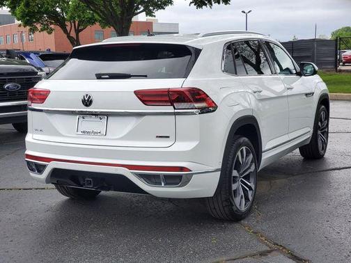 Oryx White Pearl 2022 Volkswagen Atlas Cross Sport 3.6L V6 SEL Premium R-Line