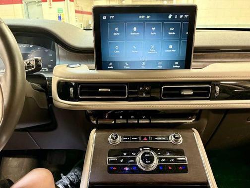 Pristine White Metallic Tri-Coat 2024 Lincoln Aviator Reserve AWD
