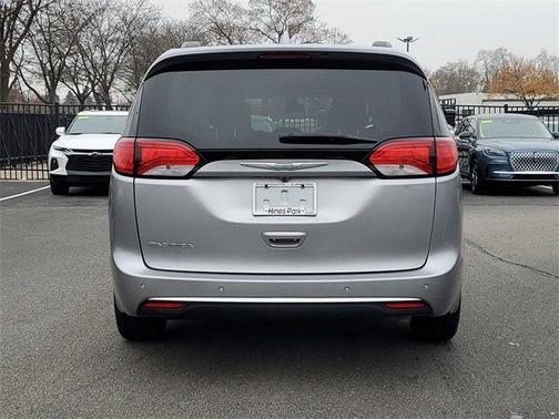 2017 Chrysler Pacifica Touring-L