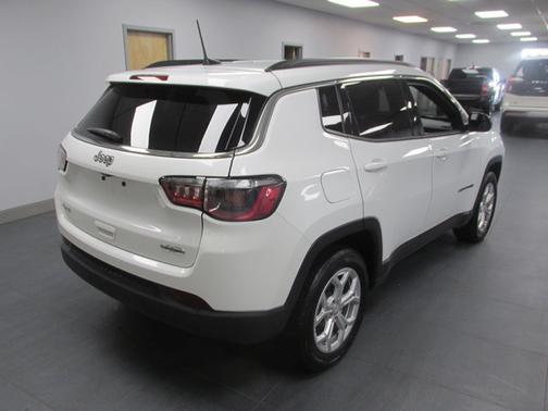 Bright White Clearcoat 2024 Jeep Compass LATITUDE