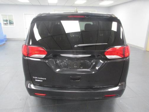 Brilliant Black Crystal Pearlcoat 2023 Chrysler Voyager LX